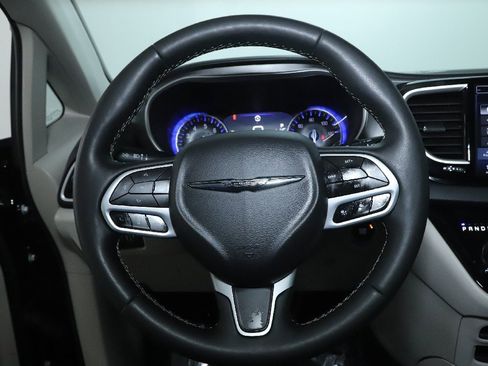 Used 2024 Chrysler Pacifica Touring-L image 21