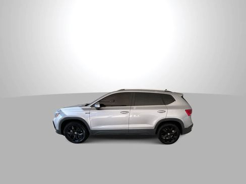 Used 2022 Volkswagen Taos SE w/ Panoramic Sunroof Package FWD image 5