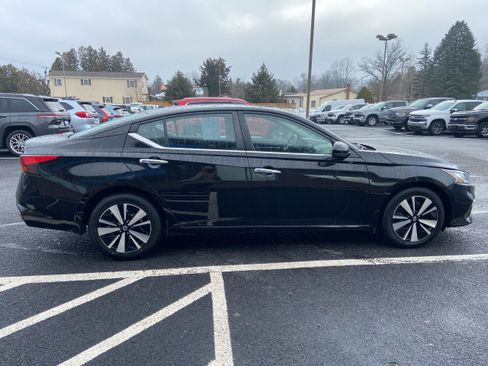 Used 2022 Nissan Altima 2.5 SV w/ SV Premium Package image 7