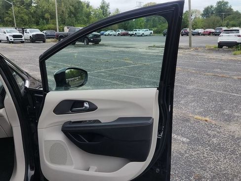 Used 2024 Chrysler Pacifica Touring-L FWD image 10