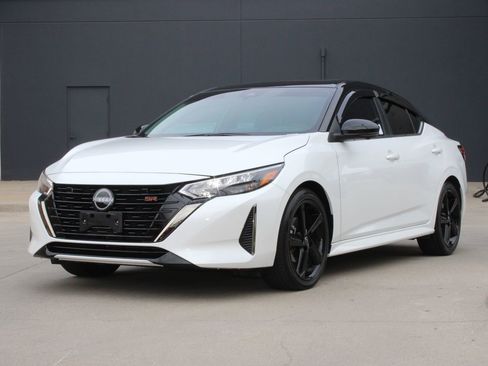 Used 2024 Nissan Sentra SR w/ SR Premium Package image 2