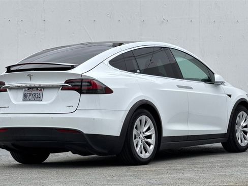 Used 2018 Tesla Model X 75D image 4