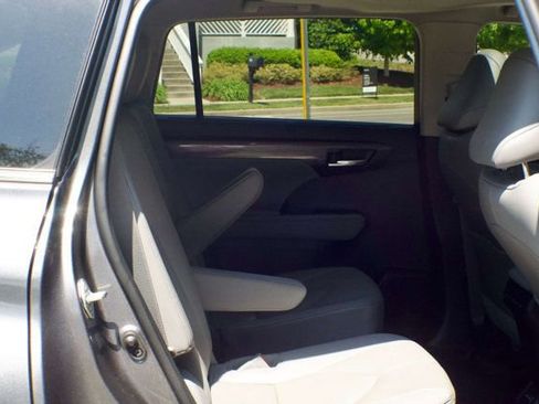 Used 2023 Toyota Highlander Limited AWD/4WD image 55