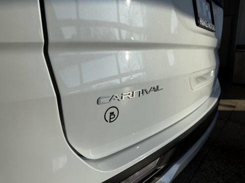 Used 2023 Kia Carnival LX image 31