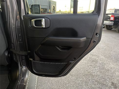 Used 2025 Jeep Wrangler Sahara image 17