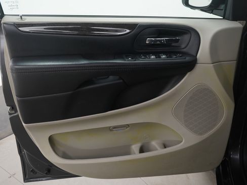 Used 2019 Dodge Grand Caravan SE w/ UConnect Hands-Free Group image 20