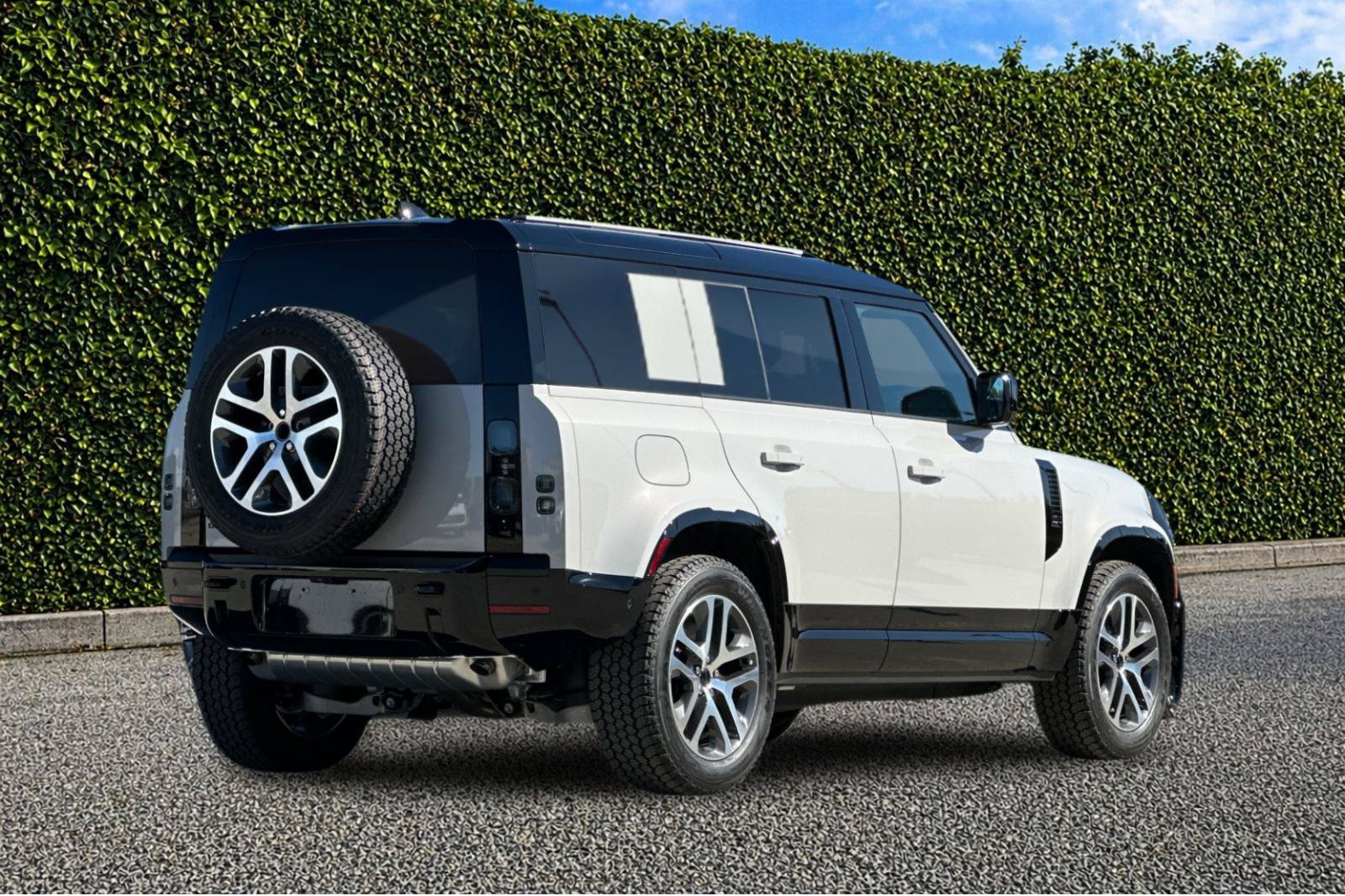 New 2026 Land Rover Defender 110 X-Dynamic SE AWD/4WD image 6