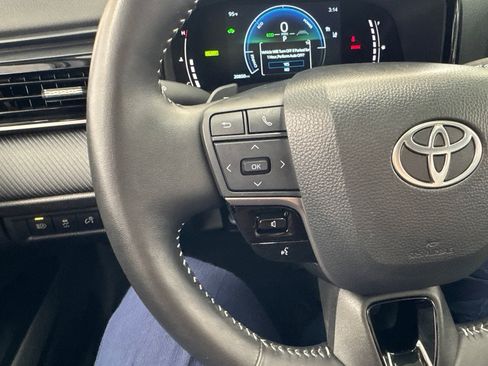 Used 2025 Toyota Camry SE w/ Convenience Package FWD image 19