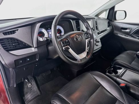 Certified 2017 Toyota Sienna SE Premium FWD image 10