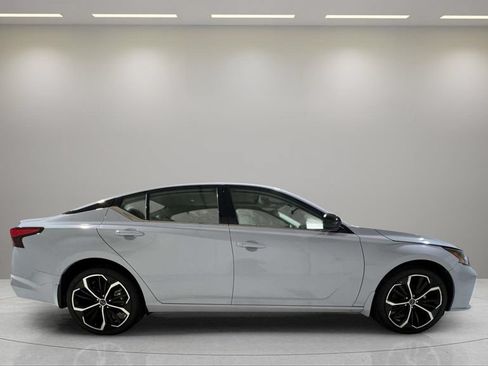Used 2025 Nissan Altima 2.5 SR w/ SR Premium Package AWD/4WD image 2