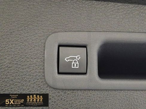 Certified 2025 Toyota Sienna XSE FWD image 36
