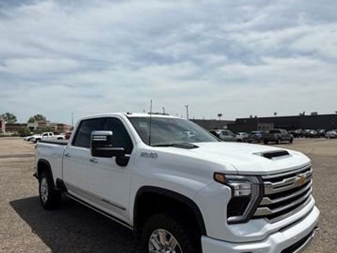 Used 2025 Chevrolet Silverado 2500 High Country w/ Technology Package AWD/4WD image 2