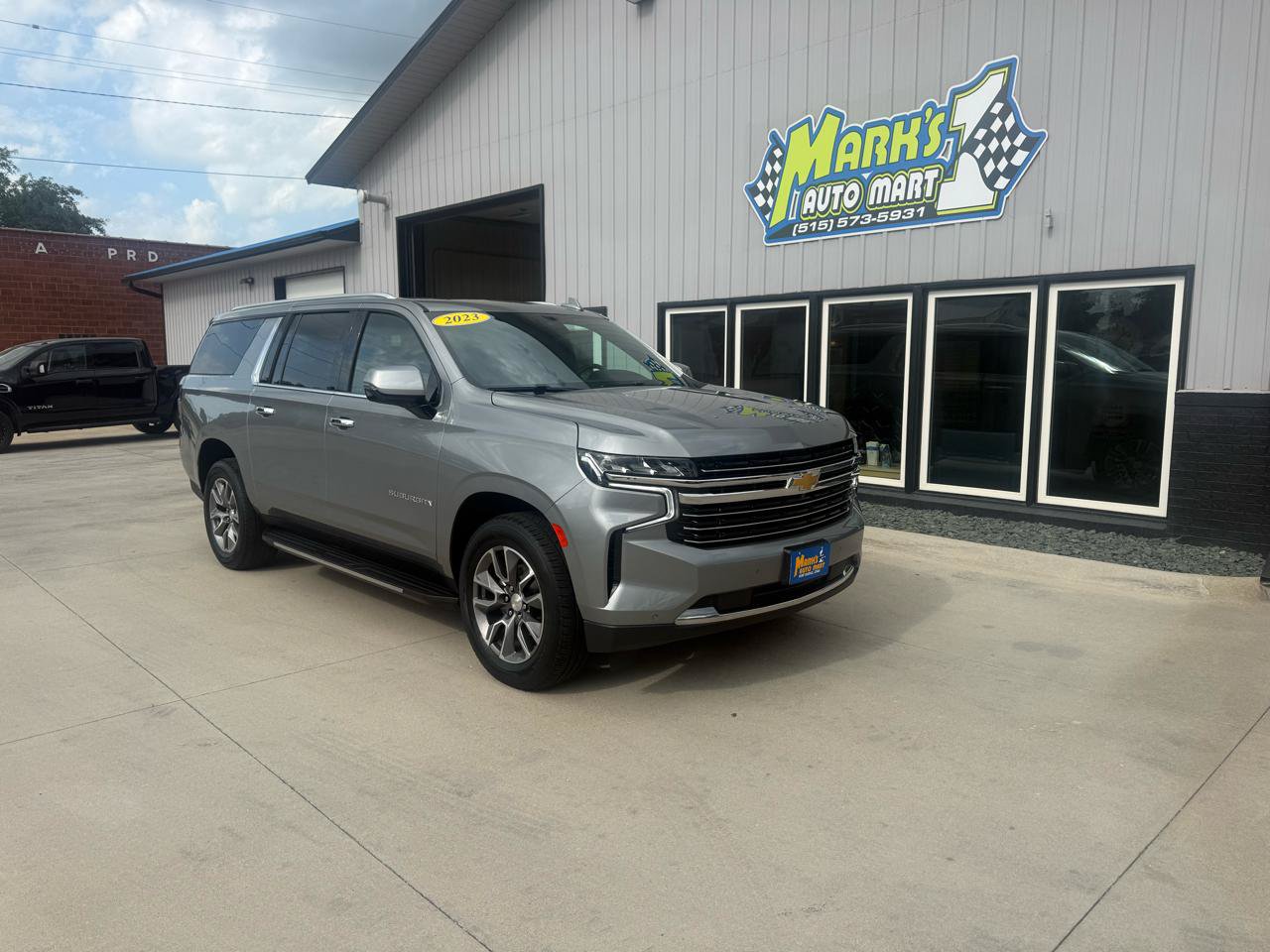 Used 2023 Chevrolet Suburban LT w/ LT Signature Plus Package AWD/4WD image 1