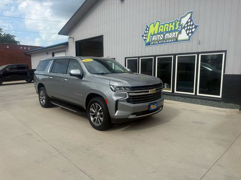 Used 2023 Chevrolet Suburban LT w/ LT Signature Plus Package AWD/4WD image 1