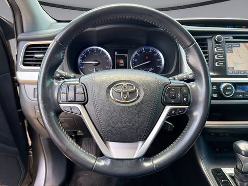 Used 2019 Toyota Highlander XLE FWD image 21