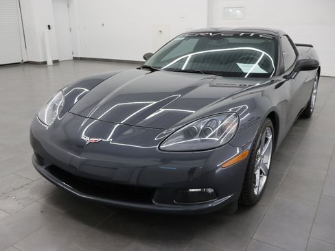 Used 2010 Chevrolet Corvette Coupe w/ 1LT RWD image 7