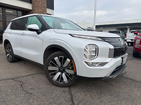 Used 2025 Mitsubishi Outlander SE image 2