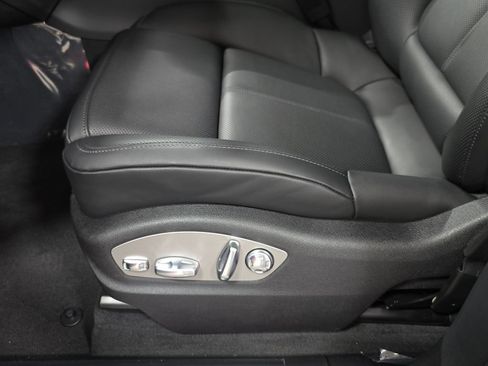 Certified 2025 Porsche Macan AWD/4WD image 23