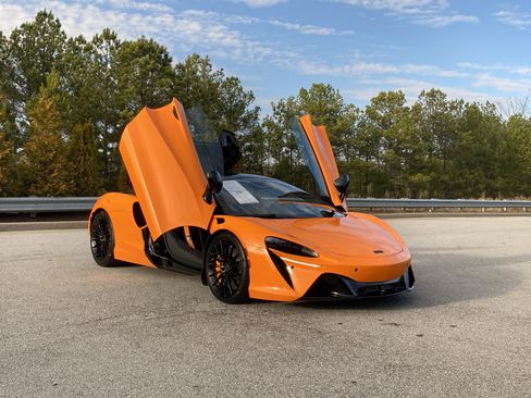 Used 2025 McLaren Artura Spider image 39