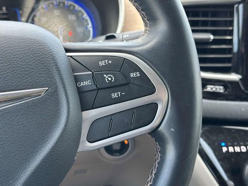 Used 2017 Chrysler Pacifica Touring-L FWD image 21
