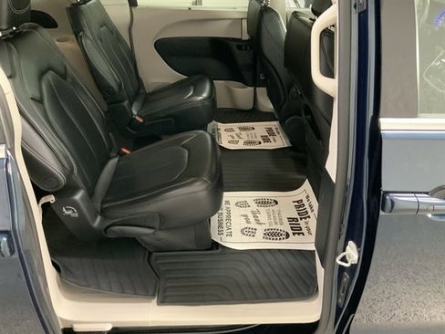 Used 2023 Chrysler Pacifica Touring-L image 23