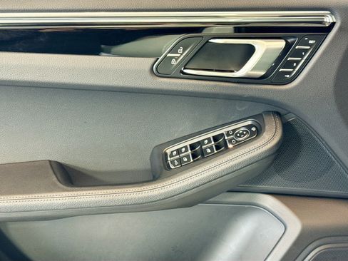 Used 2025 Porsche Macan image 11