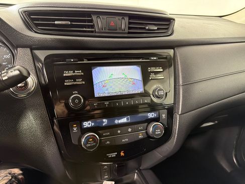 Used 2017 Nissan Rogue SV image 16