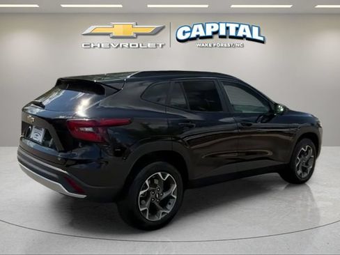 Used 2025 Chevrolet Trax LT FWD image 6