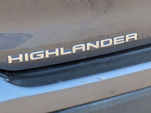 Used 2021 Toyota Highlander XLE AWD/4WD image 11