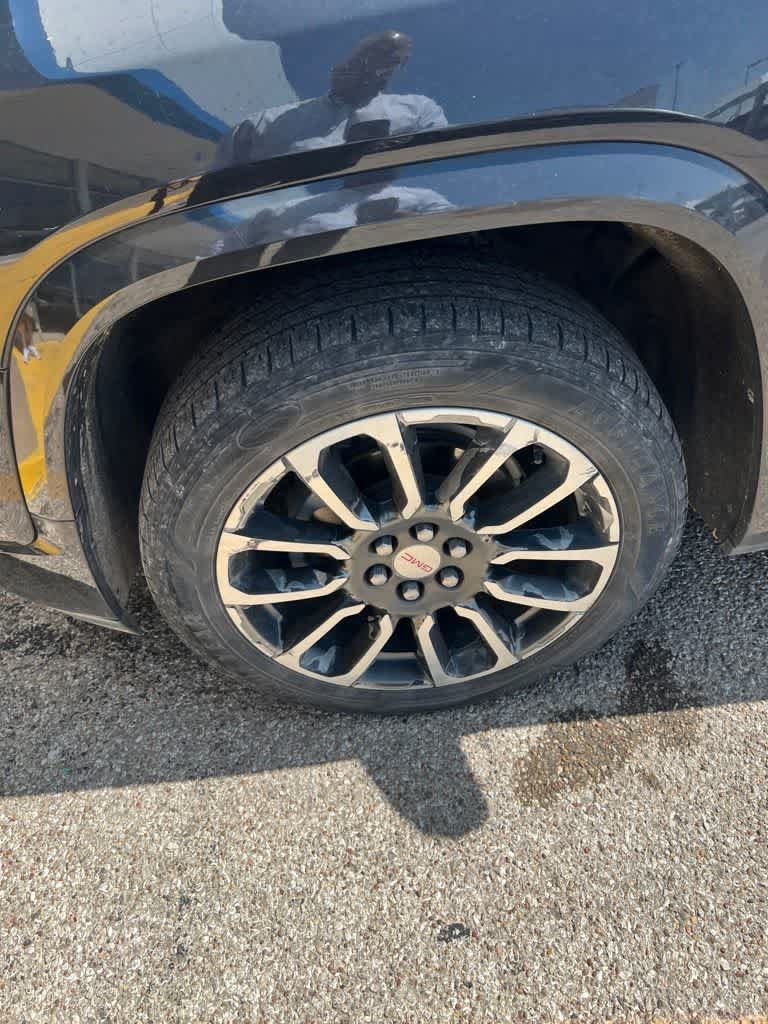Used 2020 GMC Acadia Denali w/ Technology Package FWD image 2