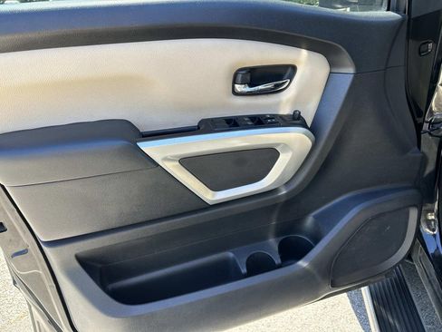 Used 2017 Nissan Titan SV RWD image 18