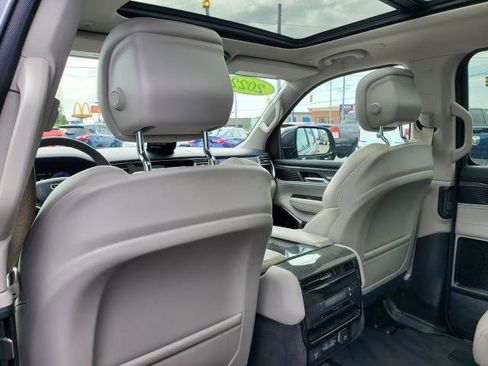 Used 2022 Jeep Wagoneer Series III w/ Premium Group I AWD/4WD image 28
