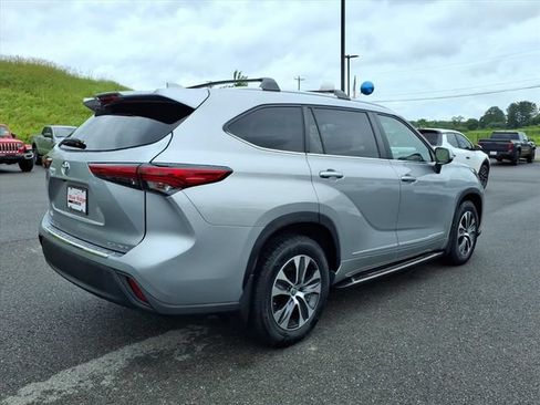 Used 2023 Toyota Highlander XLE AWD/4WD image 6
