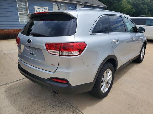 Used 2016 Kia Sorento FWD image 9