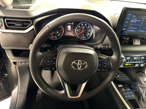 Used 2021 Toyota RAV4 XLE w/ XLE Grade Weather Package AWD/4WD image 19