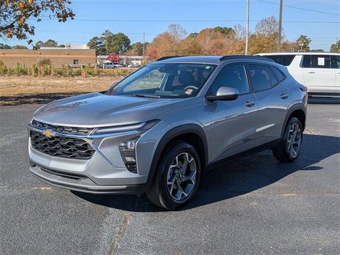 Used 2025 Chevrolet Trax LT image 7