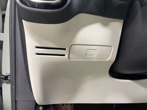 Used 2025 Volvo XC40 B5 Plus w/ Protection Package Premier image 19