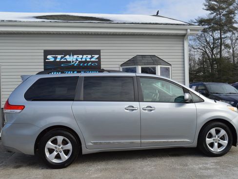 Used 2011 Toyota Sienna LE image 6