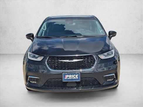 Used 2023 Chrysler Pacifica Touring-L FWD image 2