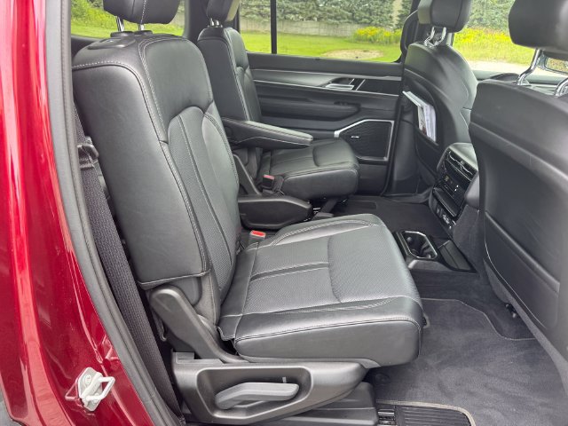 Certified 2025 Jeep Wagoneer Series II w/ Convenience Group I AWD/4WD image 16