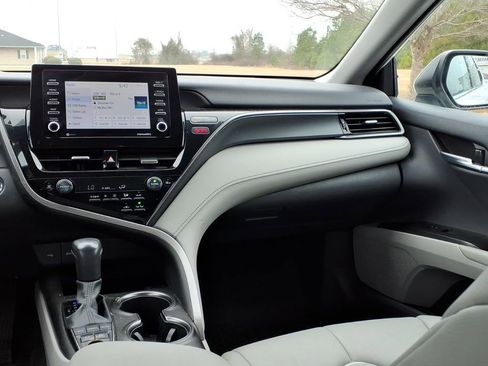 Used 2022 Toyota Camry SE w/ Cold Weather Package image 12