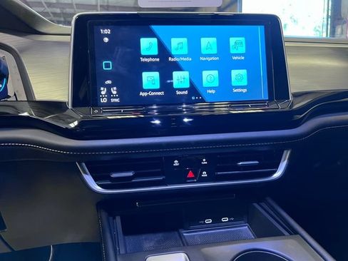 Certified 2024 Volkswagen Atlas Cross Sport SE FWD image 24