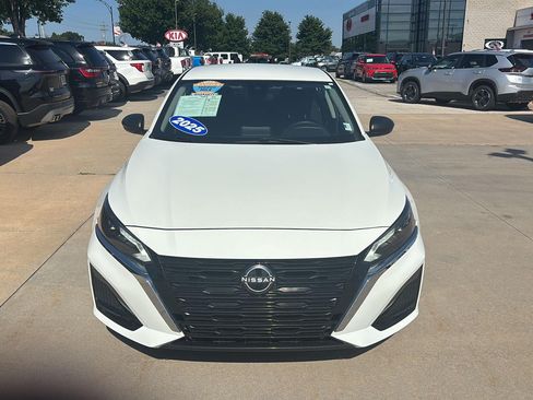 Used 2025 Nissan Altima 2.5 SV FWD image 2