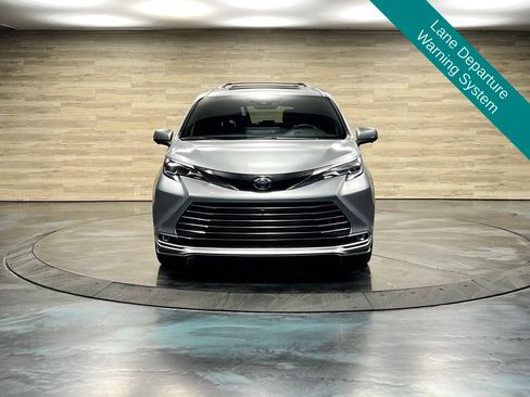 Used 2025 Toyota Sienna Platinum AWD/4WD image 9