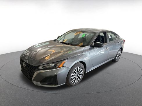 Used 2025 Nissan Altima 2.5 SV image 3