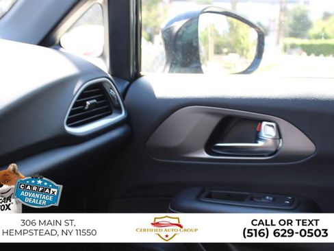 Used 2025 Chrysler Pacifica Select FWD image 18