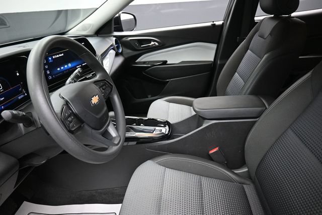 Used 2025 Chevrolet Trax LT FWD image 16