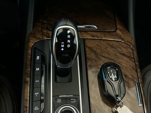 Used 2017 Maserati Levante w/ Luxury Package AWD/4WD image 13