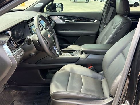 Used 2024 Cadillac XT6 Premium Luxury w/ Technology Package FWD image 5