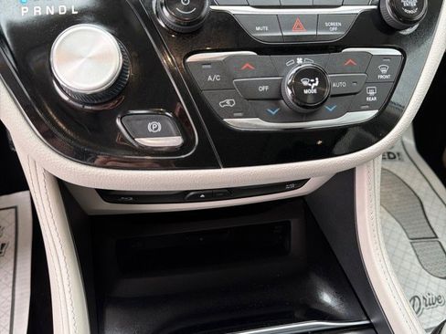 Used 2024 Chrysler Pacifica Limited w/ Uconnect Theater Family Group image 11